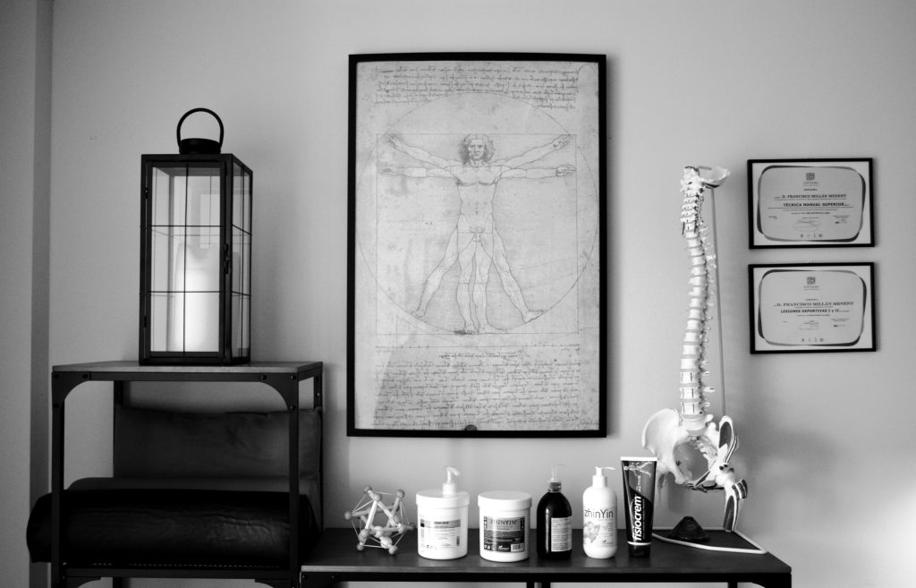 Terapia manual de Osteopatía y punto de acupresión de Medicina China