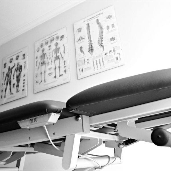 Sesión de terapia manual en el centro Francis Millán. Enfoque profesional en osteopatía y medicina china para el alivio eficaz del dolor.