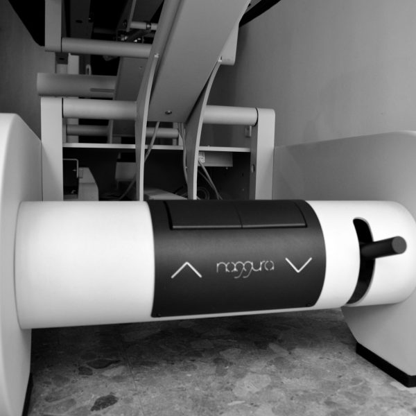 Sesión de terapia manual en el centro Francis Millán. Enfoque profesional en osteopatía y medicina china para el alivio eficaz del dolor.